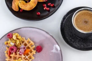 KARE Design Bord Organic Zwart Ø20cm