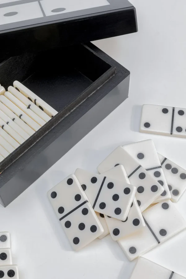 KARE Design Decofiguur Domino Black/White 14x5cm