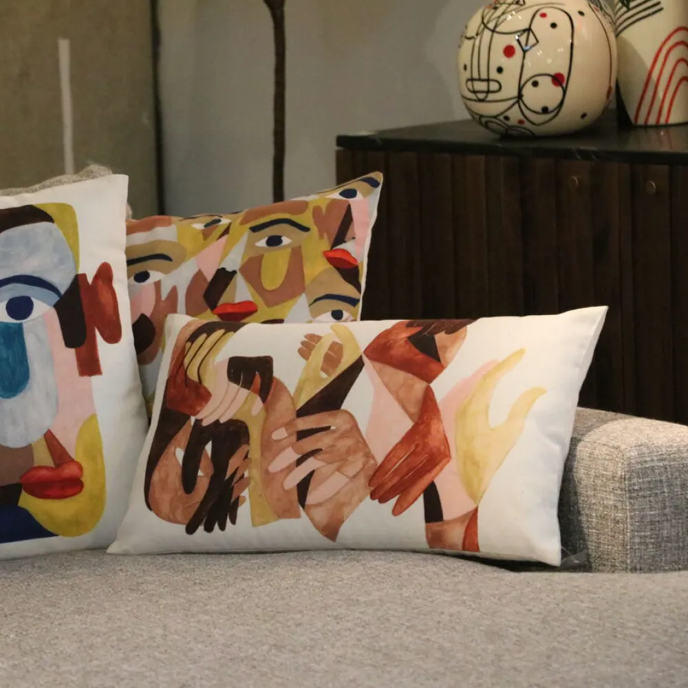 kussen_artistic_hands_xcm_0.webp KARE Design Kussen Artistic Hands 50x30cm