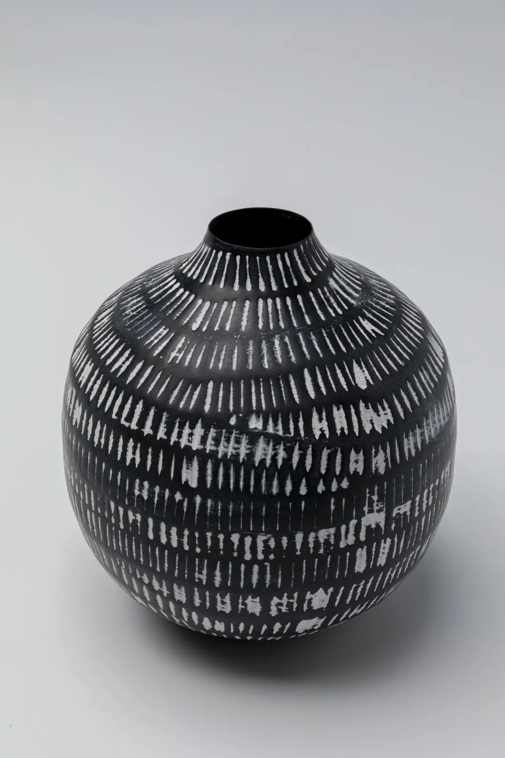 vaas_madalin_cm_0.webp KARE Design Vaas Madalin 24cm